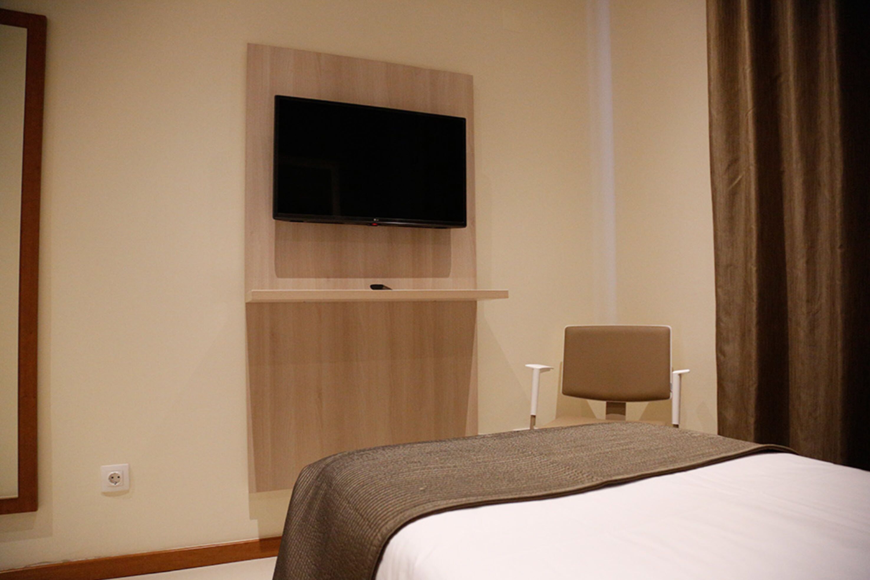 basic single room | in-room safe, rollaway beds, free wifi