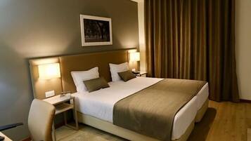 Habitación clásica doble | Caja fuerte, camas supletorias, wifi gratis