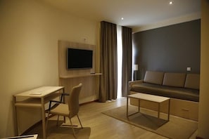 Classic Quadruple Room | Living area