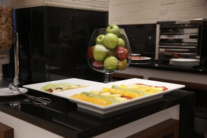 A buffet with various fruits and a glass of apples. - Hotel Ponte Sor (Ponte de Sor)