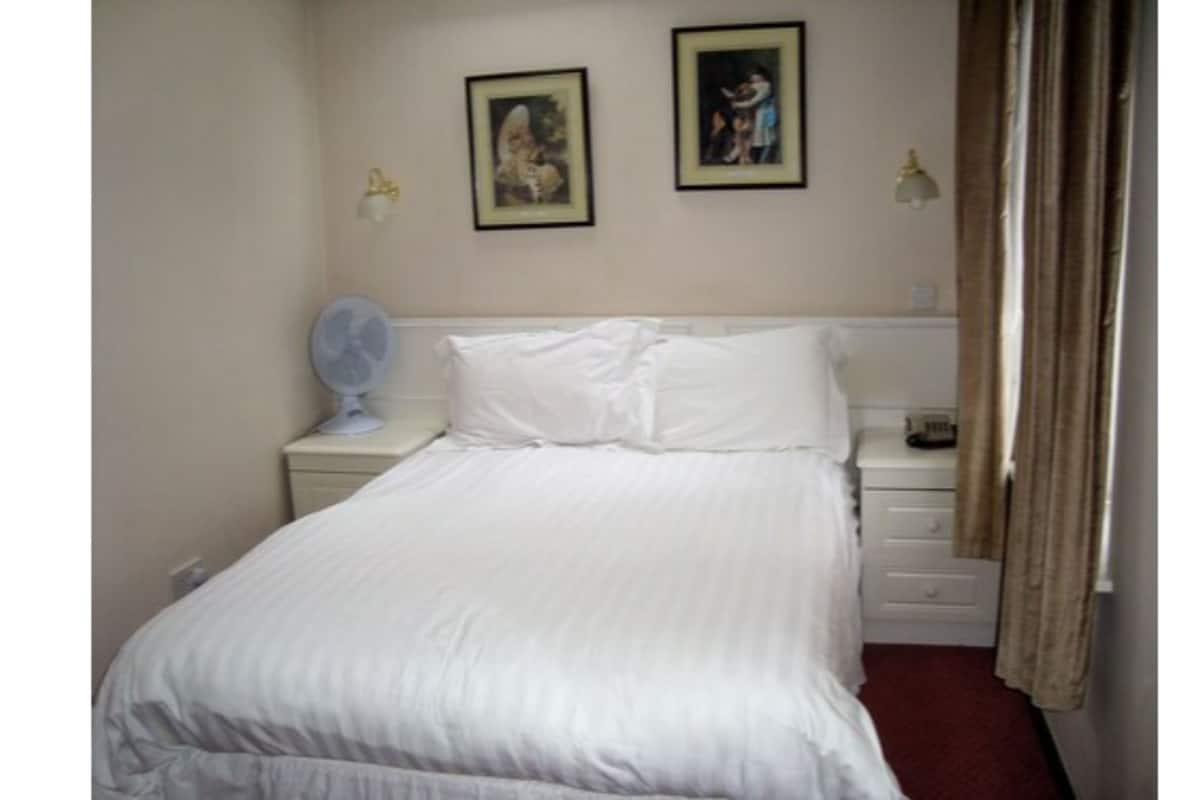 Doppelzimmer, 1 Doppelbett | Schreibtisch, Verdunkelungsvorhänge, kostenloses WLAN, Bettwäsche
