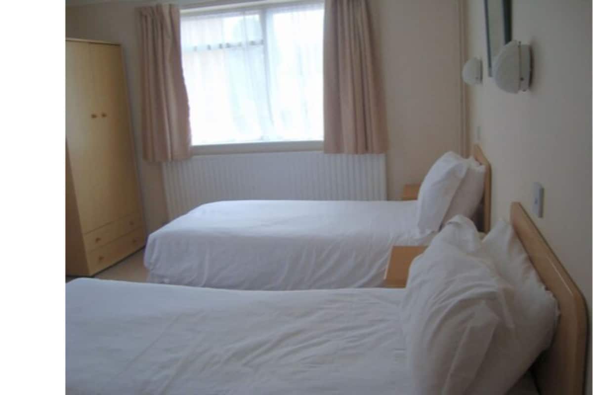 Zweibettzimmer | Schreibtisch, Verdunkelungsvorhänge, kostenloses WLAN, Bettwäsche