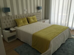 Quarto casal luxo, sacada | Escrivaninha, cortinas blackout, quartos à prova de som