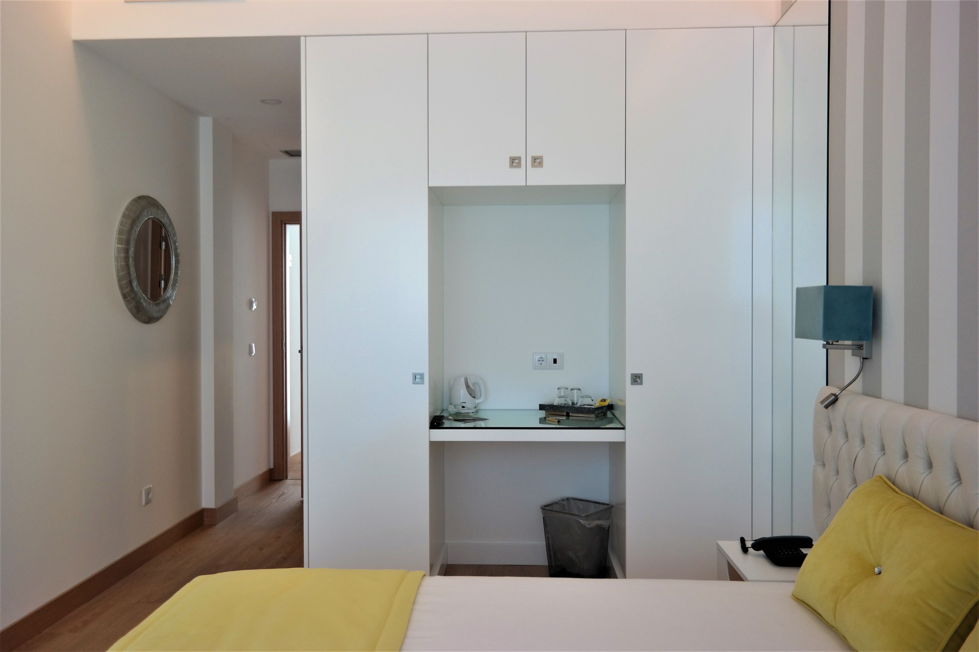 Deluxe tweepersoonskamer, balkon | Een bureau, verduisterende gordijnen, geluiddichte muren, extra bedden