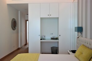 مكتب وستائر تعتيم وتجهيزات عازلة للصوت وأسرّة قابلة للطي