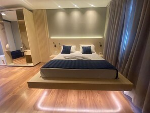 ميني بار ومكتب ومكواة/لوح كي وواي فاي مجانًا