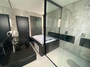 Premium Double Room | Bathroom | Shower, free toiletries, hair dryer, towels - Mayná Hotel Prudentópolis (Prudentopolis)