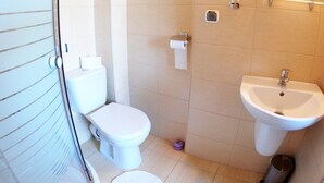 Single Room, Ensuite | Bathroom | Shower, free toiletries, hair dryer, towels - Hotel Stacja Kutno (Kutno)