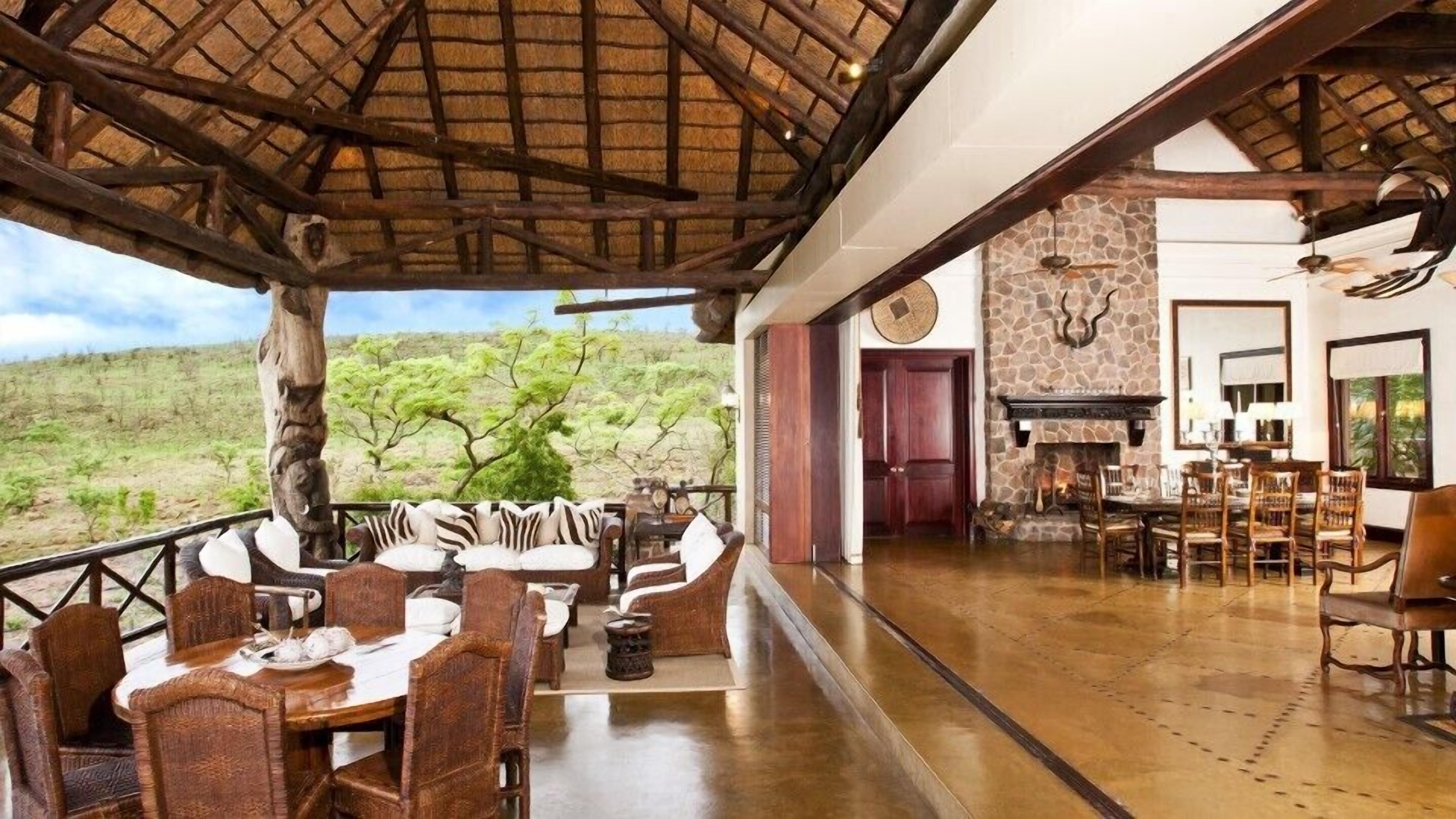 Se sirven desayunos, almuerzos y cenas; cocina local e internacional