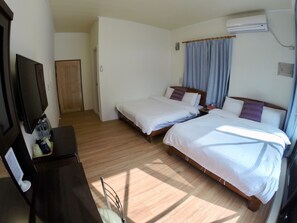 Habitación cuádruple Confort, balcón, vista al océano | Escritorio, cortinas blackout, insonorización y wifi gratis 