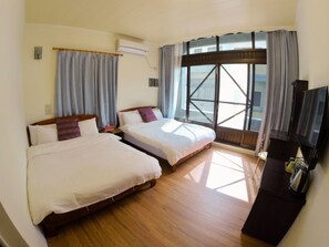 Habitación cuádruple Confort, balcón, vista al océano | Escritorio, cortinas blackout, insonorización y wifi gratis 