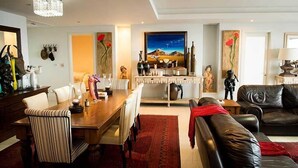 Comfort House, 3 Bedrooms | Makan dalam bilik