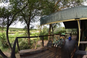 Tent, 1 slaapkamer, uitzicht op rivier | Uitzicht vanuit de kamer