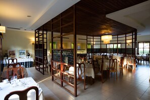 5 restaurants, breakfast, lunch, dinner served; international cuisine