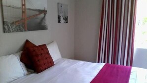 Pine Place | 2 bedrooms, in-room safe, free WiFi - Pine Place (Cape Town)