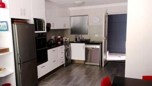 Pine Place | Private kitchen | Coffee/tea maker, fridge, microwave - Pine Place (Cape Town)