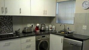 Pine Place | Private kitchen | Coffee/tea maker, fridge, microwave - Pine Place (Cape Town)