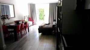 Pine Place | 2 bedrooms, in-room safe, free WiFi - Pine Place (Cape Town)