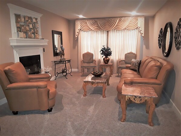 Smart TV, Netflix, pay films, MP3 dock - Secret Place (Kansas City)