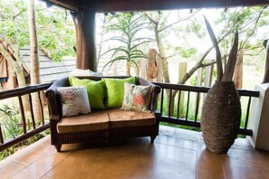 Terrace/patio - Kangelani Lodge (Assagay)
