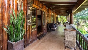 Terrace/patio - Kangelani Lodge (Assagay)