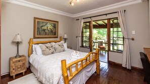 Premium bedding, in-room safe, individually decorated - Kangelani Lodge (Assagay)