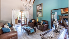 Lobby sitting area - Kangelani Lodge (Assagay)