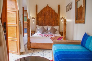 Decoración personalizada, muebles diferentes y cortinas blackout 