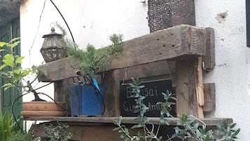 Een houten plank met plantenpotten en een lantaarn.