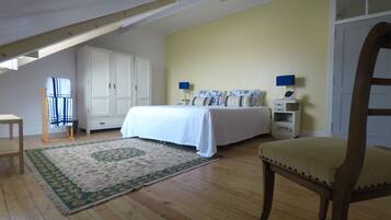 Phòng đôi Deluxe, phòng tắm riêng, quang cảnh thành phố | Màn/rèm cản sáng, bàn ủi/dụng cụ ủi quần áo