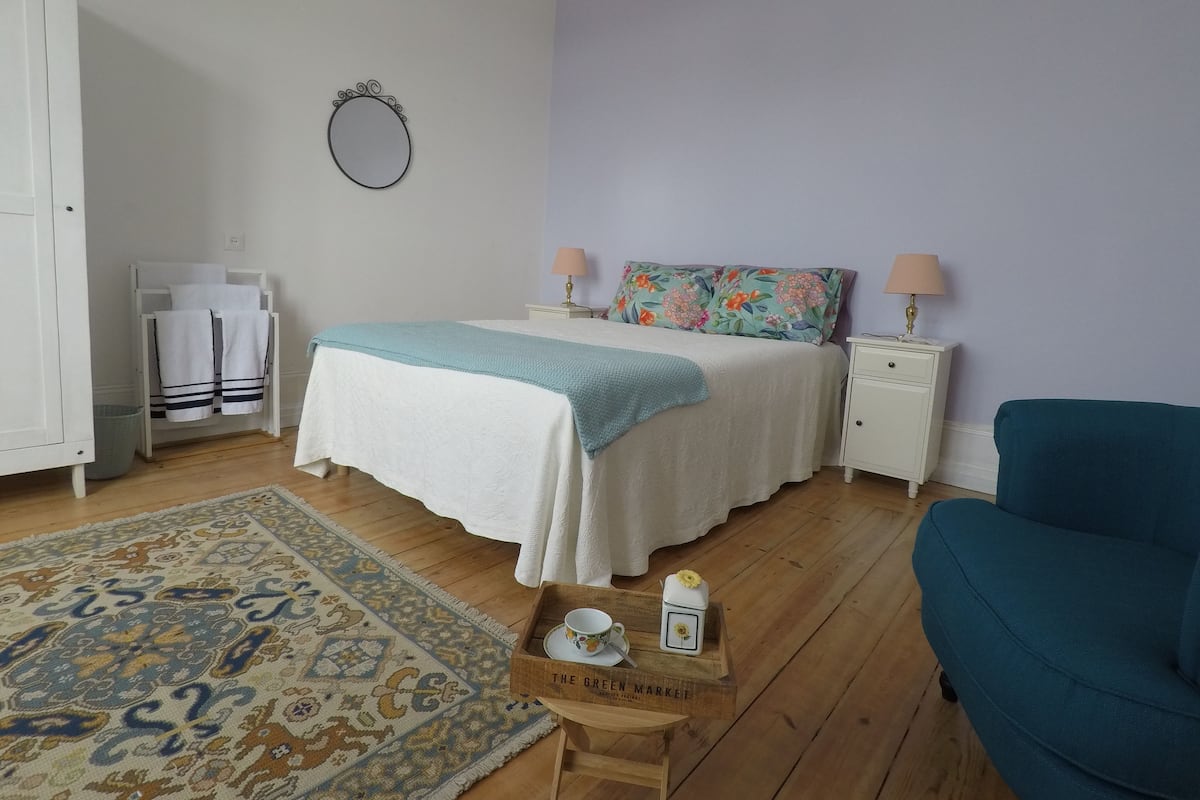 Chambre Double Classique, salle de bains commune, vue ville
