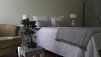 Phòng đôi tiện nghi đơn giản, phòng tắm dùng chung, quang cảnh thành phố | Màn/rèm cản sáng, bàn ủi/dụng cụ ủi quần áo