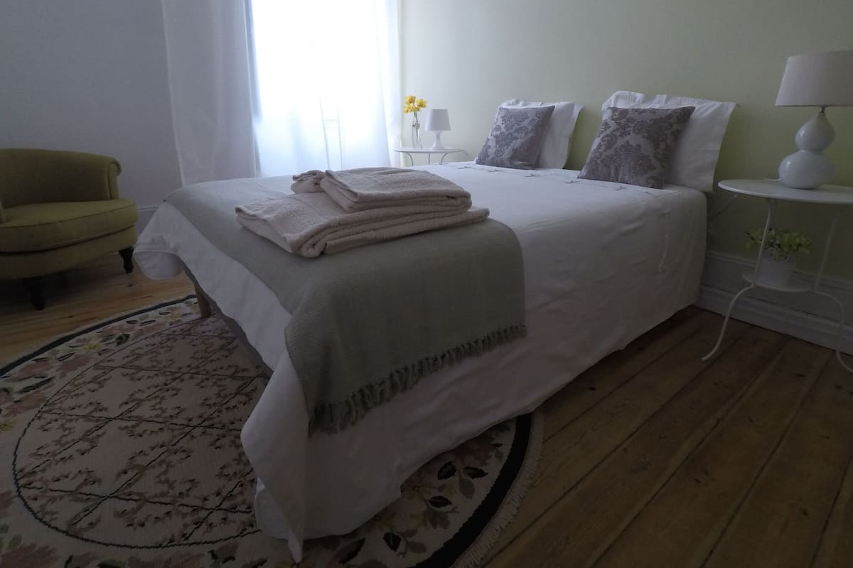 Chambre Double Confort, salle de bains commune, vue ville