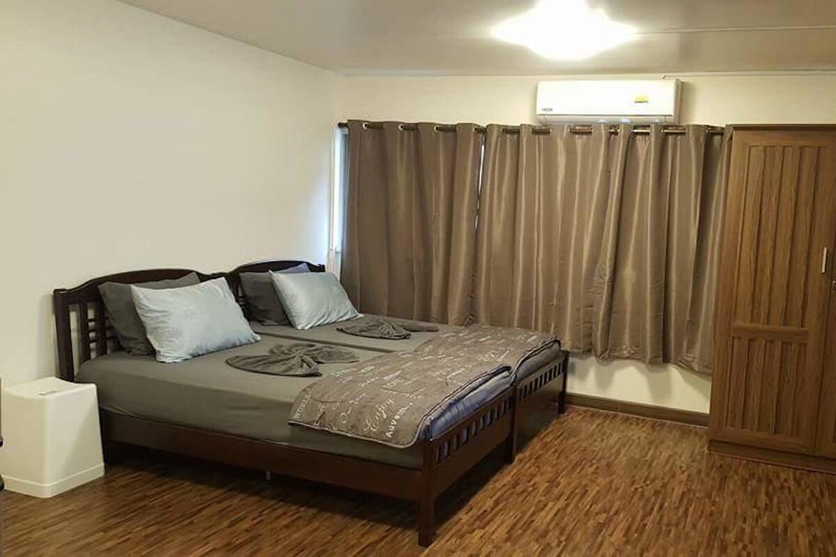 Studio Double Bed | Rollaway beds, free WiFi