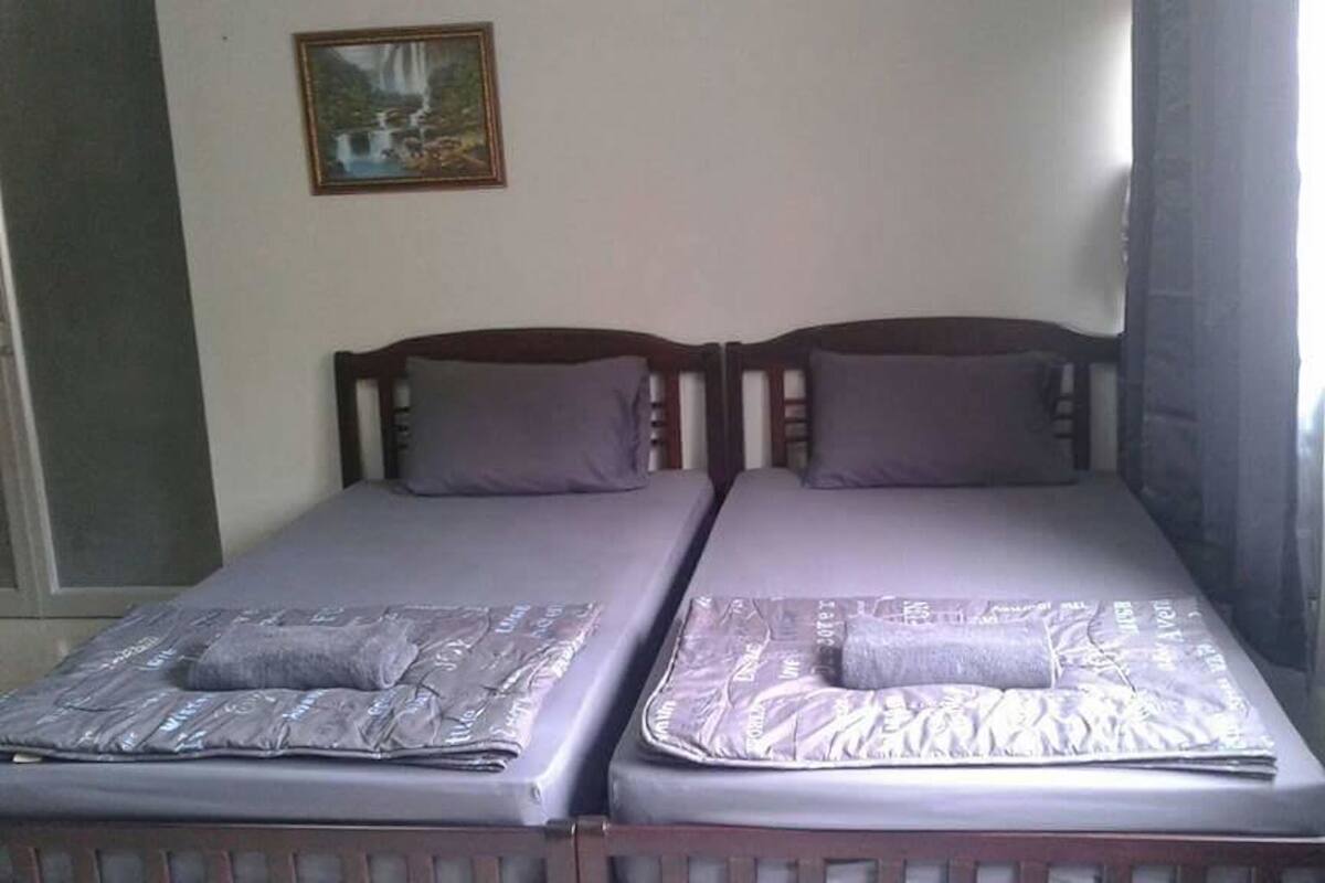 Studio Twin Bed | Rollaway beds, free WiFi