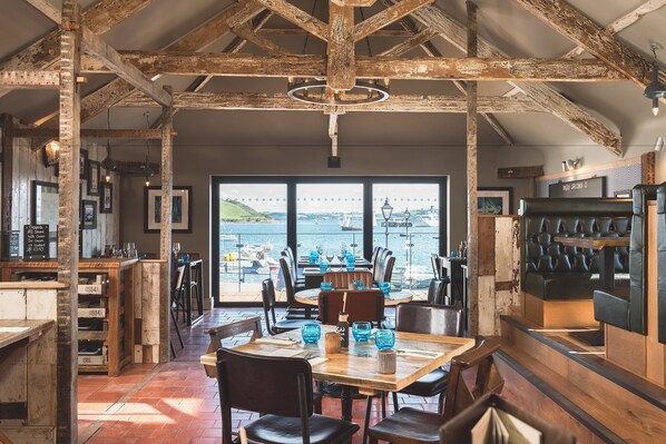 供应早餐、午餐和晚餐