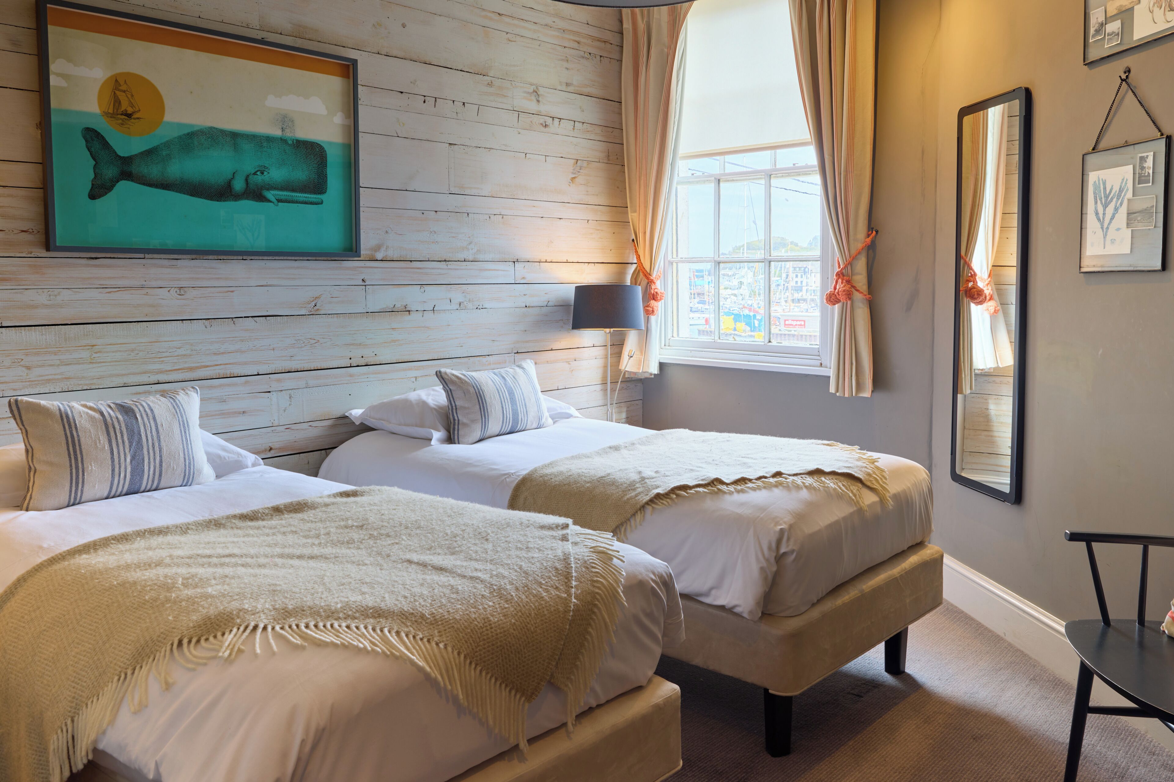 Signature Twin Room | Minibar, iron/ironing board (on request), WiFi (free), bed sheets