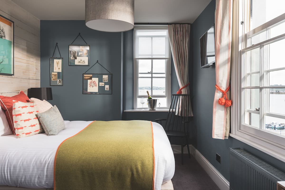 Signature Twin Room | Iron/ironing board, free WiFi, bed sheets