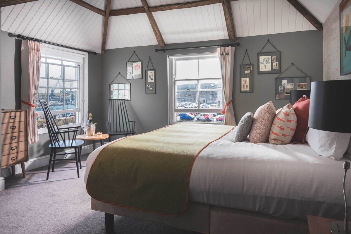 Minibar, iron/ironing board (on request), WiFi (free), bed sheets