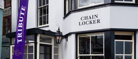 Un edificio con un letrero que dice 'CHAIN LOCKER'.