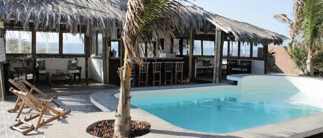 Piscine extérieure, chaises longues