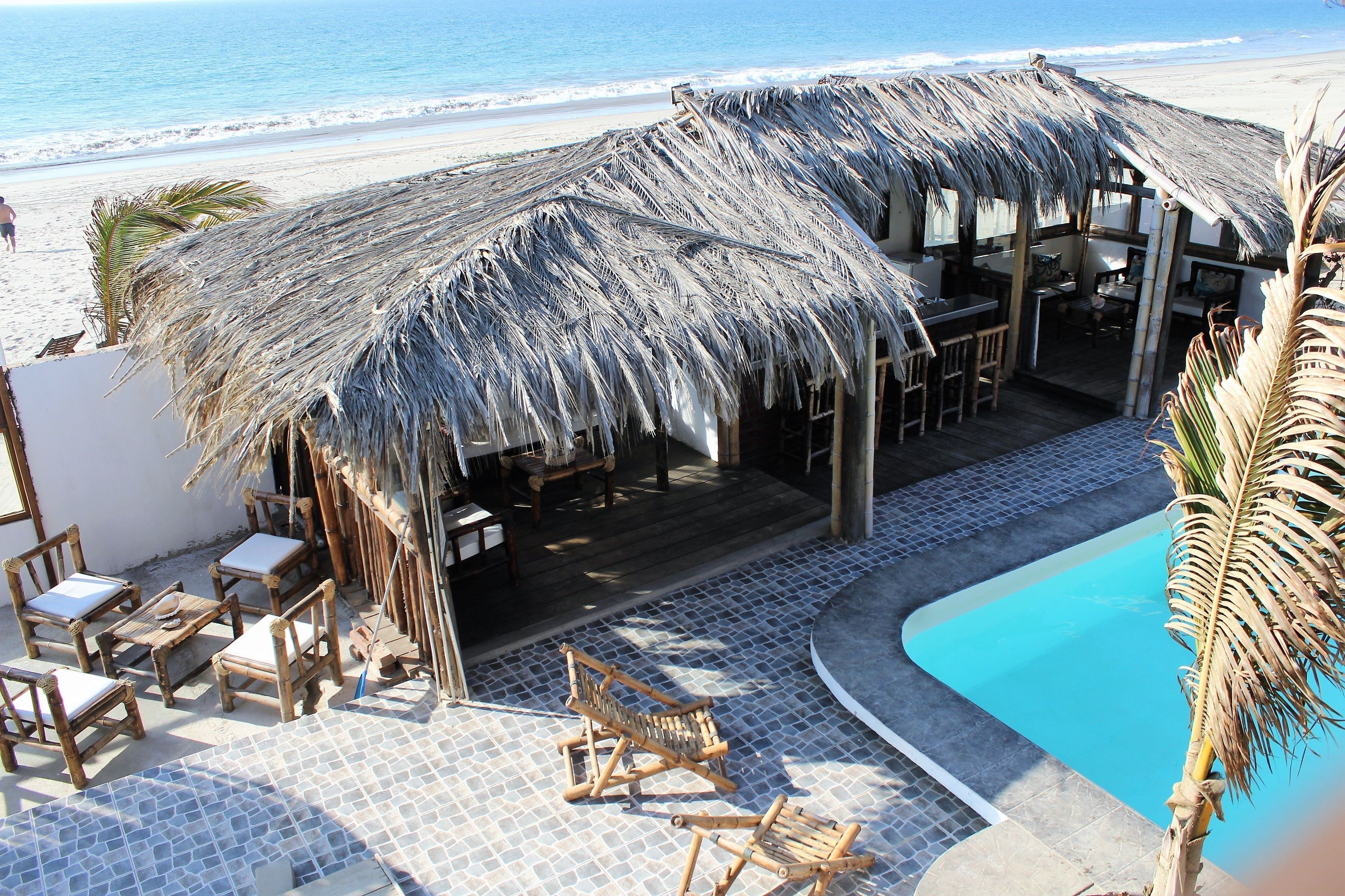 Alberca al aire libre y camastros 