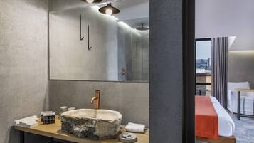 Terrace LUX-King/Twin Beds | Kamar mandi | Shower, pancuran hujan, perlengkapan mandi gratis, dan pengering rambut