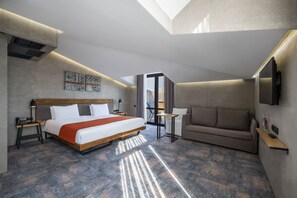 Suite, terrasse | Safe på rommet, skrivebord og wi-fi (inkludert)