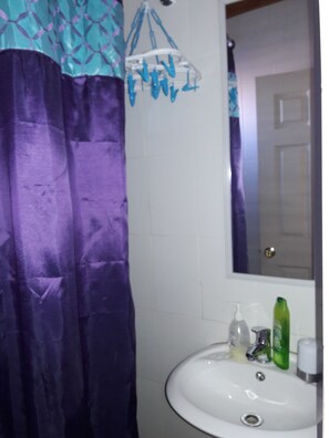Shower, free toiletries, hair dryer, towels - Hostal Portal del Sol (San Pedro de Atacama)