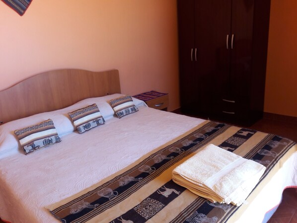 Habitación doble estándar, 1 cama matrimonial, baño privado | Tabla de planchar con plancha y cunas gratuitas 