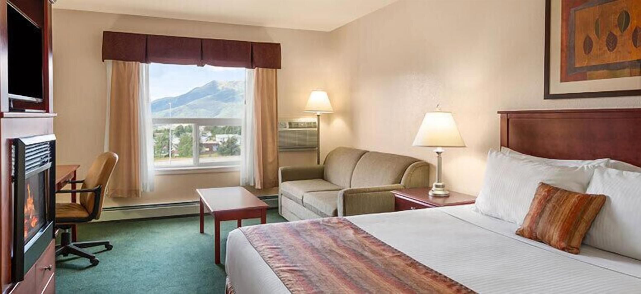 Desk, laptop workspace, iron/ironing board, free WiFi