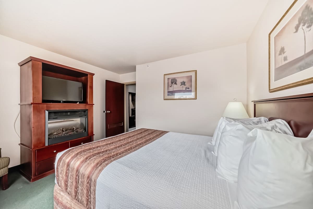 Suite, 1 letto queen con divano letto | Ferro/asse da stiro, culle/letti per bambini (gratuiti)