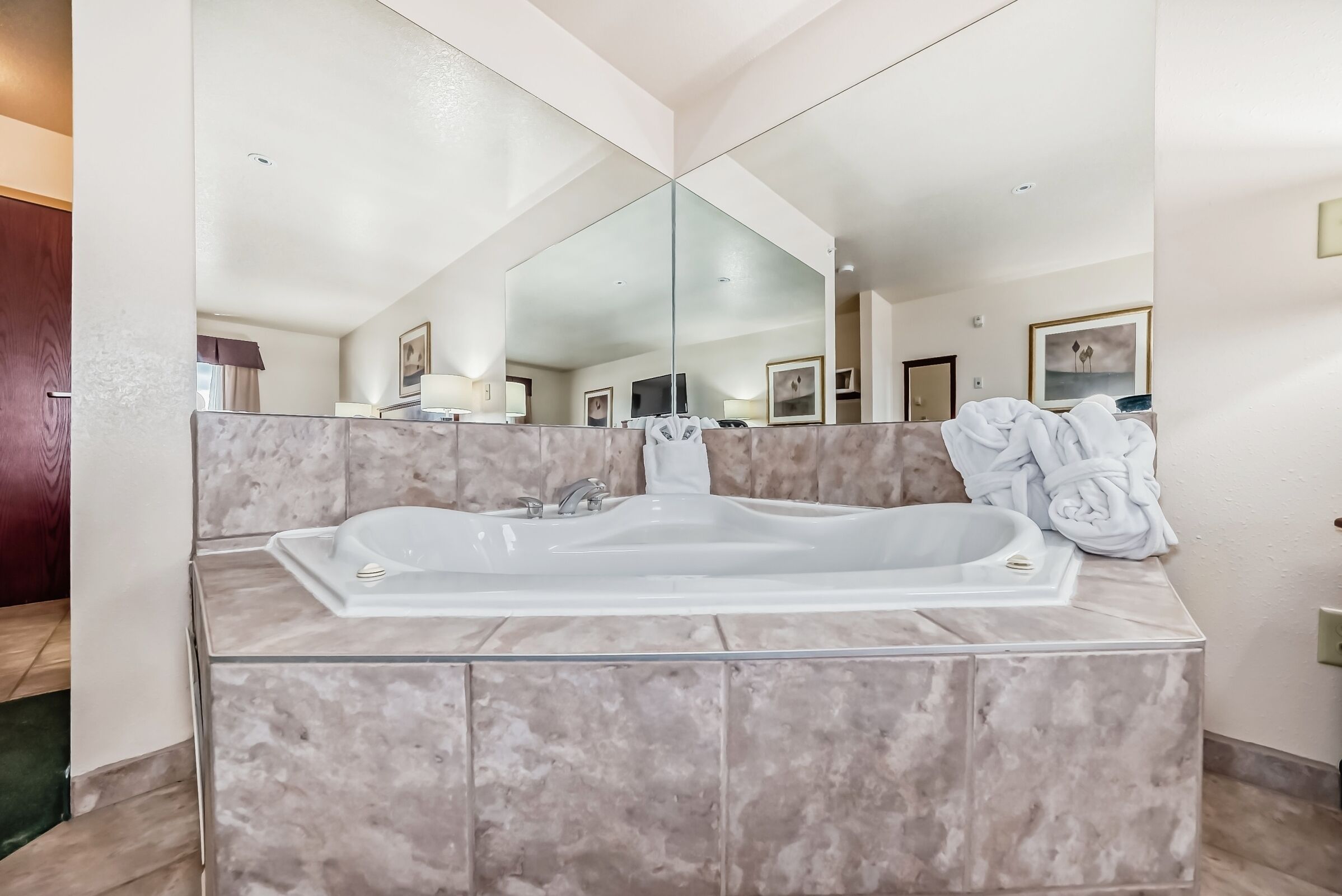 suite, 1 king bed, jetted tub | private spa tub