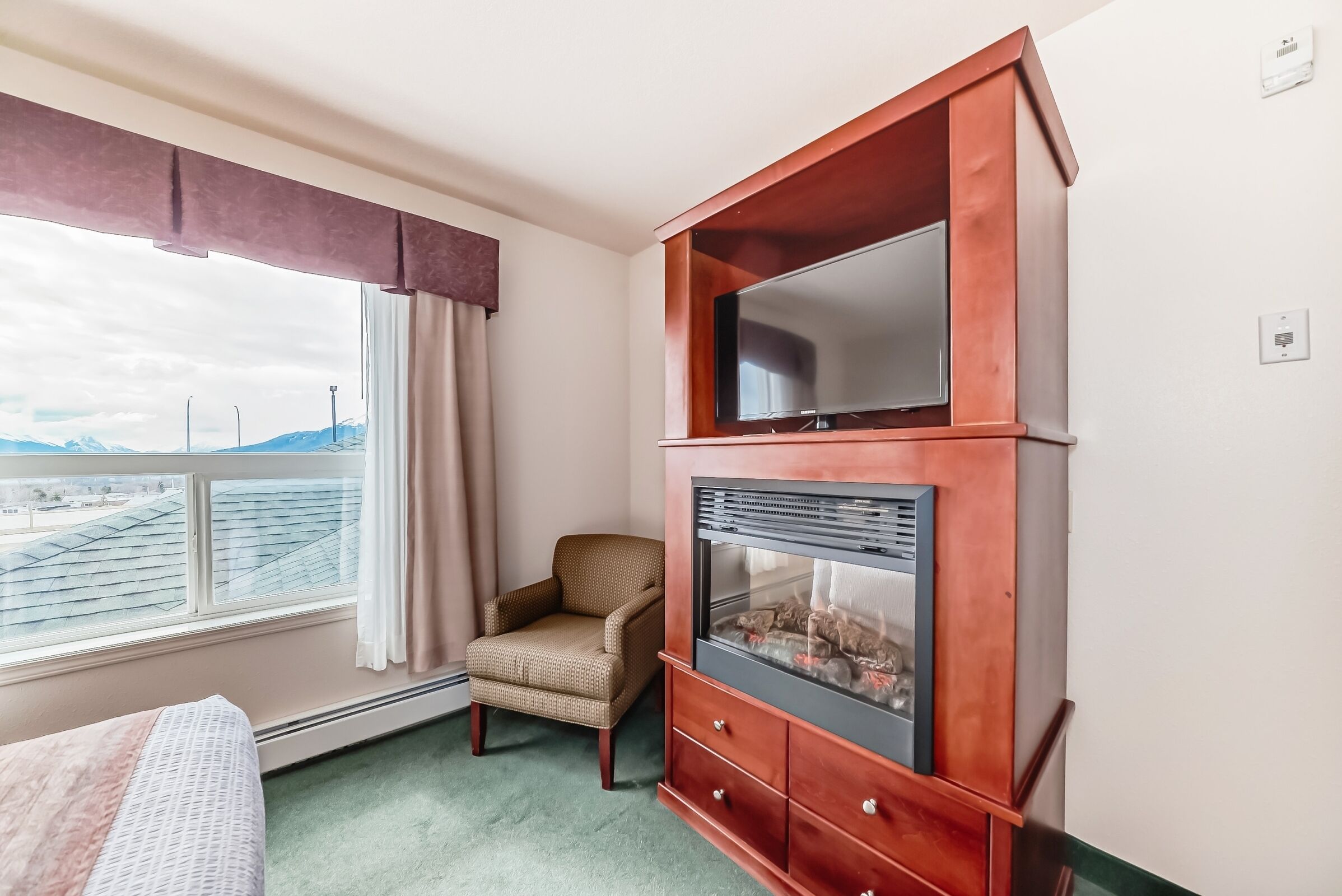 suite, 1 queen bed with sofa bed | iron/ironing board, free cots/infant beds, rollaway beds, free wifi